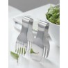 ProCouteaux - Lot de 2 mini Pinces à salade design main - 14cm, Descriptif - Lot de 2 mini Pinces à salade design main - 14 cmCe joli coffret est composé de 2 pinces design en forme de main dont l'une d'elle possède une surface pleine.Ce couvert design haut de gamme s’avérera vite indispensable pour le service de vos salades, pâtes, légumes, frites...Il est beaucoup plus pratique à utiliser que des couverts à salades traditionnels, une simple pression sur les côtés permet d'ouvrir et de fermer la pince selon vos besoins.De plus son design  original le rend très esthétique et en fait un cadeaux parfait qui séduira à coup sure.Pensez y : Vous pouvez personnaliser votre pince  grâce à la gravure...Livré dans un coffret cadeau 