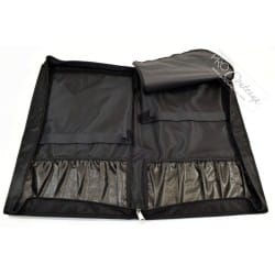 ProCouteaux - Mallette semi rigide - Izi Liberté - VENDUE VIDE, Mallette semi rigide en tissus avec bords renforcés et fermeture à glissière spécialement conçue pour fermer avec un cadenas.De larges élastiques premettent le maintient des couteaux. Poignée pour transporter facilement la mallette.Pochette extérieure supplémentaire.Nombre d'emplacements : - 11 couteaux ou accessoiresVous pouvez voir les mallettes Izi liberté remplie pour vous donner une idée des emplacements. 