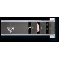 ProCouteaux - Aiguiseur diamant et céramique Kai Seki Magoroku - lames assymétriques, Votre aiguiseur facile Kaï pour affûter vos couteaux sur ProCouteaux.com ! Aiguiseur diamant et céramique Seki Magoroku pour lames affutées d'un seul côté, Pierre à aiguiser diamant Grain 270 (2x),Pierre à aiguiser céramique Grain 150 + 1000Fusil à aiguiser céramique Grain 1000 (2x), 12,0 x 4,8 x 5,0 cm
