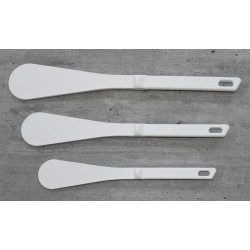 ProCouteaux - Spatule Composite Rigide - 35 cm - Saint Romain, Descriptif - Spatule composite rigideMatériau composite résistant à de hautes températures jusqu'à 250 °CRépondent aux normes d'hygiène: ne s'imprègne pas des odeurs, facilement lavable en machine, imputréscible, stérélisable...Extrémité de la spatule parfaitement lisse permettant de racler sur le bord des casseroles et bassines sans laisser d'excédent.Cran d'arrêt anti-glisse.Fabriqué en France