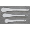 ProCouteaux - Spatule Composite Rigide - 35 cm - Saint Romain, Descriptif - Spatule composite rigideMatériau composite résistant à de hautes températures jusqu'à 250 °CRépondent aux normes d'hygiène: ne s'imprègne pas des odeurs, facilement lavable en machine, imputréscible, stérélisable...Extrémité de la spatule parfaitement lisse permettant de racler sur le bord des casseroles et bassines sans laisser d'excédent.Cran d'arrêt anti-glisse.Fabriqué en France