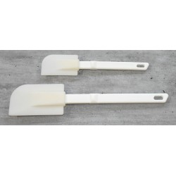 ProCouteaux - Spatule souple - 35 cm - Saint Romain, Descriptif - Spatule soupleRépondent aux normes d'hygiène: ne s'imprègne pas des odeurs, facilement lavable en machine.Spatule souple qui sert à racler ou à mélanger délicatement les préparations. Peut s’utiliser notamment pour ne pas casser les blancs en neige.Cran d'arrêt anti-glisse.Fabriqué en France