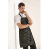 ProCouteaux - Tablier Kentaur - 2 en 1 - Authentique - Camouflage, Sortez camouflés dans votre cuisine grâce à votre tablier Kentaur !Optez pour ce tablier de haute-qualité de la marque Kentaur.Il y a deux façons de le porter. En effet, le dossard peut se replier pour du service en salle par exemple.Tour de cou réglable avec bouton et boutonnièreUne poche divisée en deux sur la poitrine : H: 11 cm x L: 3 cm et H: 12 cm x L: 4 cmUne poche sur la hanche : H: 18 cm x L: 14 cm2 poches à stylo intérieures: H: 11 cm x L: 3 cmBandes cousuesSangles pour accrocher sur un porte-manteauLe dossard peut être replié et le tablier est utilisable comme tablier de serveur.Voir toute la gamme KentaurBroderie 8,40 €- Maximum 14 caractères - délai 10 jours