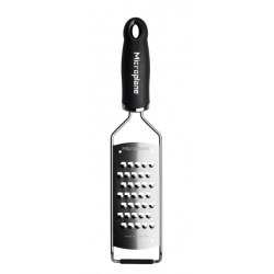 ProCouteaux - Râpe TRES Gros Grains - Gourmet - MICROPLANE, En cuisine, la râpe idéale pour tous les aliments qui ont besoin d'être râpés grossièrement 45008La râpe à très gros grain de la collection GOURMET vous sera très utile pour râper le cheddar ou les autres fromages, de nombreux fruits et légumes (les pommes, les oignons, le choux et les pommes de terre, etc)ou pour simplement râper votre fromage pour faire un plat au gratin.Prise en main très agréable avec sa poignée souple et ergonomique. Les micro-lames rasoirs en acier inoxydable sont fabriquées aux Etats-Unis par un fabricant d’ustensiles.