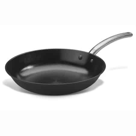 ProCouteaux - Poêle en fonte "série 1921" - PUJADAS - Ø 30cm - sans PFOA ni PTFE, Pour vous qui cherchez une poêle pour bien saisir la viande Poêle en fonte d'acier léger, 40% de poids en moins par rapport en fer traditionnel. Vous ne pourrez plus vous en passez.Excellente diffusion de la chaleur. Tous feux dont induction et compatible pour mettre au four.Revêtement en plusieurs couches de céramique ILAG, très résistant à l'abrasion et aux hautes températures, sans PFOA ni PTFE.Peut être chauffée pour une longue période jusqu'à 230°C et pour un court instant jusqu'à 250°C.Permet de griller et cuisiner les viandes, poissons, et légumes en utilisant, très peu d'huile.Existe également en 20 cm - 24 cm - 28 cm ProCouteaux - Poêle en fonte "série 1921" - PUJADAS - Ø 30cm - sans PFOA ni PTFE, Pour vous qui cherchez une poêle pour bien saisir la viande Poêle en fonte d'acier léger, 40% de poids en moins par rapport en fer traditionnel. Vous ne pourrez plus vous en passez.Excellente diffusion de la chaleur. Tous feux dont induction et compatible pour mettre au four.Revêtement en plusieurs couches de céramique ILAG, très résistant à l'abrasion et aux hautes températures, sans PFOA ni PTFE.Peut être chauffée pour une longue période jusqu'à 230°C et pour un court instant jusqu'à 250°C.Permet de griller et cuisiner les viandes, poissons, et légumes en utilisant, très peu d'huile.Existe également en 20 cm - 24 cm - 28 cm