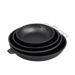 ProCouteaux - Poêle sans poignet - CHOC EXTREME - De Buyer - 24 cm, Poêle avec meilleur revêtement adhésif du marché en vente sur ProCouteaux.com !Votre poêle De Buyer, gamme Choc Extrême, garantie sans PFOA ni PFOS, vous offre pour longtemps une extrême résistance à l'abrasion. Elles sont indéformables grâce à leur corps épais et la poignée est garantie sans jeu. Tout est parfait pour faire une cuisine saine, elle est parfaite pour mijoter et réchauffer. Dureté extrême, durée de vie plus longueConvient à tous les feux, y compris l'induction.S'utilise avec les poignées amovibles.