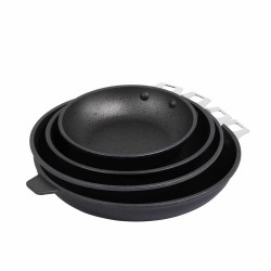 ProCouteaux - Poêle sans poignet - CHOC INTENSE - De Buyer - 32 cm, Poêle avec meilleur revêtement adhésif du marché en vente sur ProCouteaux.com !Votre poêle De Buyer, gamme Choc Extrême, garantie sans PFOA ni PFOS, vous offre pour longtemps une extrême résistance à l'abrasion. Elles sont indéformables grâce à leur corps épais et la poignée est garantie sans jeu. Tout est parfait pour faire une cuisine saine, elle est parfaite pour mijoter et réchauffer. Dureté extrême, durée de vie plus longueConvient à tous les feux, y compris l'induction.S'utilise avec les poignées amovibles.