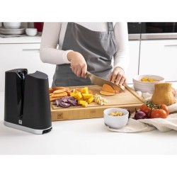 ProCouteaux - Aiguiseur universel ZWILLING - couteaux européens et couteaux japonais, Aiguiseur noir Zwilling - Affutez vos couteaux occidentaux et couteaux japonais sur ProCouteaux.comTrès innovant, il est facile et intuitif à utiliser et offre d'excellents résultats d'affûtage.La particularité de cette aiguiseur est qu'il utilisable autant pour les lames européennes que japonaises.Résultats d’affûtage excellents et fiables : Simplicité - Rapidité - facilité.Affûtage en diagonale pour un maintien de l’angle exact du tranchant.Adaptateurs d’angle facilement interchangeables pour les lames européennes et asiatiques (sauf lames dentelées)2 différentes bandes d’aiguisage selon le niveau d’affûtage requis : gros grains pour une réparation et grains fins pour finition.Insert pour rangement bandes d’aiguisage.Mécanisme et Design breveté.Dimensions env. 21 cm x 20 cm x 8 cm