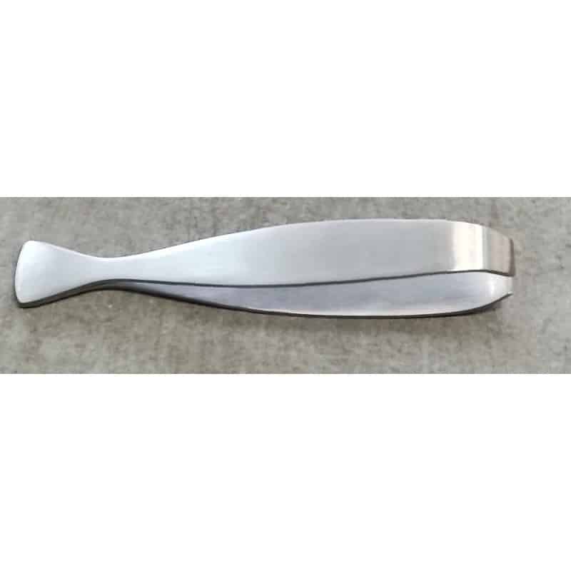 ProCouteaux - Pince à arêtes - PRO, Votre pince à arêtes est en stock sur notre boutique en ligne ProCouteaux.com au meilleur prix !Cette pincette à arêtes permet d'attraper fermement et d'enlever les arêtes de poissons sans endommager les chairs sensibles.Fabriqué en acier trempé inoxydable.Passe au lave vaisselle.Vous pouvez également retrouver nos mallettes spéciales pour la poissonnerie ou tous nos autres ustensiles de cuisine.