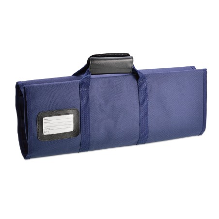 ProCouteaux - Trousse / Pochette de couteaux - 12 couteaux - Vendue VIDE, Vous cherchez une pochette pour transporter votre jeu de couteaux ? Vente en ligneCe trousseau peut contenir jusqu'à 12 couteaux ou ustensiles de cuisine et même remplie il entre dans un sac à dos ou autre afin de transporter vos couteaux de cuisine facilement.Les emplacement sont de tailles différentes mais tous assez grands pour tenir un couteau. La doublure couvre la totalité des lames des couteaux et aussi presque tous les manches. Elle est ensuite fixée par un velcro avant de rouler la mallette. Finition avec poignée et étiquette pour indiquer votre nom et n° de téléphone en cas de perte.Nettoyage avec un chiffon humide savonné.La marque Giesser Messer est une gage de qualité et ils sont connus pour une grande rigueur et régularité.Vendue vide (sans couteaux) ProCouteaux - Trousse / Pochette de couteaux - 12 couteaux - Vendue VIDE, Vous cherchez une pochette pour transporter votre jeu de couteaux ? Vente en ligneCe trousseau peut contenir jusqu'à 12 couteaux ou ustensiles de cuisine et même remplie il entre dans un sac à dos ou autre afin de transporter vos couteaux de cuisine facilement.Les emplacement sont de tailles différentes mais tous assez grands pour tenir un couteau. La doublure couvre la totalité des lames des couteaux et aussi presque tous les manches. Elle est ensuite fixée par un velcro avant de rouler la mallette. Finition avec poignée et étiquette pour indiquer votre nom et n° de téléphone en cas de perte.Nettoyage avec un chiffon humide savonné.La marque Giesser Messer est une gage de qualité et ils sont connus pour une grande rigueur et régularité.Vendue vide (sans couteaux)