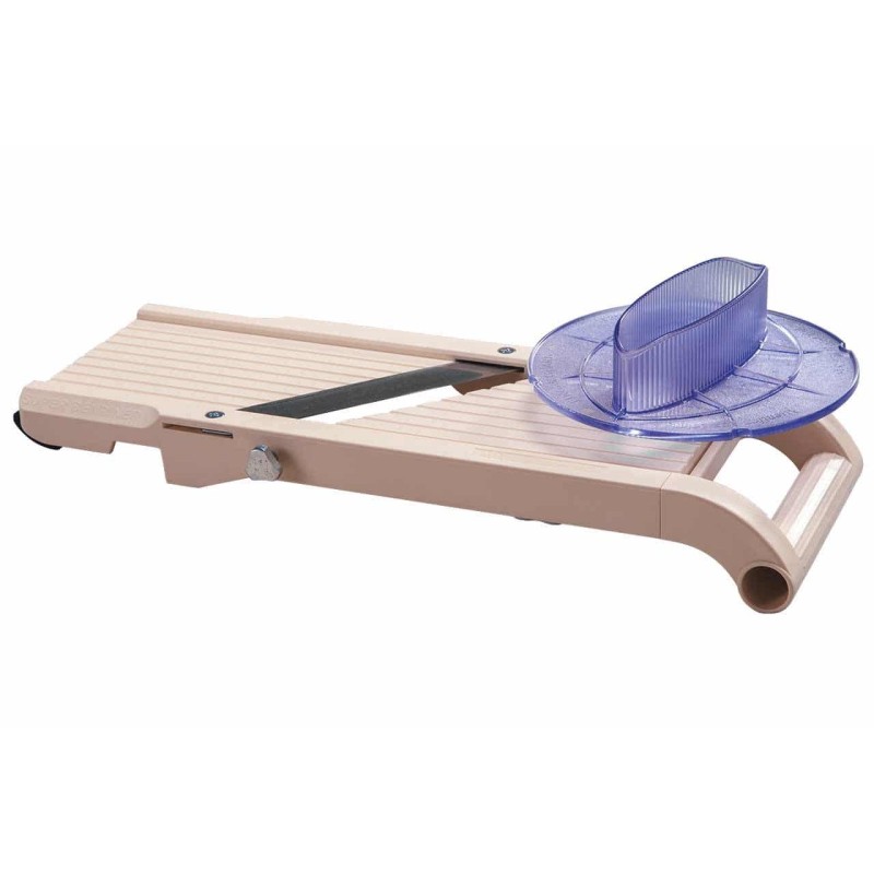ProCouteaux - Mandoline japonaise - Bron Coucke - 95mm, Achetez votre mandoline japonaise chez ProCouteauxCréer des belles garnitures pour vos plats avec des tranches ou juliennes de légumes ou de fruits avec cette mandoline d'une largeur de 95mm. Vous pouvez réaliser du décor surprenant d'une épaisseur de 0.5mm à 8 mmLa mandoline est équipée d'un encoche pour bien adhérer à votre contenant et d'une protection pour les doigts. Elle est fournie avec 3 lames effileuses et interchangeables (fine, moyenne et large). Les lames sont très coupantes et il est conseillé de faire attention à vos doigts - même en utilisant la protection.Mode d'emploi pour régler l'épaisseur de coupe, changement de lame et nettoyage fourni avec le produit.Souhaitez-vous voir la liste complète d'ustensiles de cuisine ?