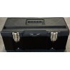 ProCouteaux - Mallette Box L - noir métal & plastique (pour couteaux et ustensiles)., Mallette pour ranger ustensiles et couteaux de cuisineLa mallette box taille L est le taille moyenne, idéale pour ranger tous vos ustensilesLongueur maximum à l'intérieur :Sa capacité vous permettra de stocker les ustensiles nécessaires à votre métier (boulanger, cuisinier, pâtissier, boucher...) Son plateau supérieur, entièrement lavable, est composé de 4 compartiments (2 longs et 2 petits) afin de séparer les plus petits ustensiles pour les retrouver plus facilement.Fabriqué en polypropylène résistant aux chocs avec structure en acier allié peint en bleu clair par poudrage. 1 Poignée caoutchoutée confortable. 1 Plateau intérieur amovible. 2 Fermetures en métal1 Oeillet pour pouvoir fermer de manière sûre avec un cadenas (en option)Plaque gravée - 7 € - cliquez sur Gravure/Broderie