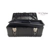 ProCouteaux - Mallette BoxS - cuisine - 25 pièces, Petite mallette de cuisine très compacte et très pratique pour ranger vos ustensiles et vos couteauxVotre mallette de cuisine avec tous les ustensiles et couteaux qui vous seront très utiles pour cuisiner. Facile à ranger.Couteau chef / éminceur, à désosser, saigner, office, Fouet, Eplucheur, Spatules inox et souple, Douilles, Cornes/Raclette..) 1 Mallette Box Noir rigide. 1 Plateau thermoformé lavable.  Choisissez votre cadenas si vous devez vous déplacer grâce aux transports publics.4 Protections de lames offertes.Gravure sur 5 ustensiles (4 couteaux et 1 spatule inox) + Plaque gravée - 12 € - cliquez sur Gravure/BroderieLivraison offerte à domicile ou en point relais DDP, France métropolitaine hors Corse.Voir toute notre gamme de mallettes spécial cuisine