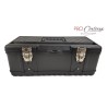 ProCouteaux - Mallette BoxS - cuisine - 25 pièces, Petite mallette de cuisine très compacte et très pratique pour ranger vos ustensiles et vos couteauxVotre mallette de cuisine avec tous les ustensiles et couteaux qui vous seront très utiles pour cuisiner. Facile à ranger.Couteau chef / éminceur, à désosser, saigner, office, Fouet, Eplucheur, Spatules inox et souple, Douilles, Cornes/Raclette..) 1 Mallette Box Noir rigide. 1 Plateau thermoformé lavable.  Choisissez votre cadenas si vous devez vous déplacer grâce aux transports publics.4 Protections de lames offertes.Gravure sur 5 ustensiles (4 couteaux et 1 spatule inox) + Plaque gravée - 12 € - cliquez sur Gravure/BroderieLivraison offerte à domicile ou en point relais DDP, France métropolitaine hors Corse.Voir toute notre gamme de mallettes spécial cuisine