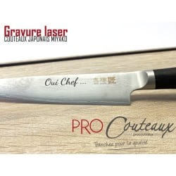 ProCouteaux - Couteau Santoku - Miyako - 18cm - gravure LASER offerte, Le couteau japonais le plus polyvalent est sur ProCouteaux.com - Vente de SantokuLe santoku est un couteau de chef japonais, sa lame typiquement japonaise, "Santoku" est doté de trois vertus : découper, trancher, hacher.Fabriqué main à Seki au Japon, cette très belle gamme de couteaux japonais Miyako possède une lame damassée de 33 couches d'acier alliant toute la beauté et le design des couteaux typiquement japonais. Manche ergonomique en bois de cerisier en forme de DLivré dans un coffret cadeau noir très élégant au style typiquement japonaisGravure LASER sur la lame offerte - cliquez sur Gravure/Broderie et personnalisez votre couteau japonaisPour 1 € de plus, vous pouvez choisir une protection de lame économique et efficace, cliquez dans les optionsFabriqué au Japon