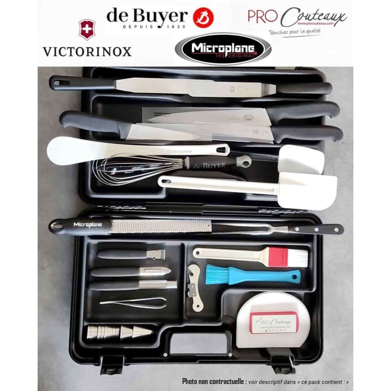 ProCouteaux - Mallette Cuisine - Couteaux Victorinox - 32 pièces, Votre mallette de cuisine avec des couteaux de la célèbre marque suisse : Victorinox !Voici une superbe mallette pour ranger tout le nécessaire pour la cuisine. Grâce aux couteaux Victorinox, au fouet, la maryse et la spatule De Buyer, au zesteur Microplane, et autres nombreux ustensiles, il ne vous manquera rien pour réaliser vos meilleures recettes.Couteaux, éplucheur, spatules, pinceaux, douilles, fourchette, rouleau, fouet, raclette, ouvre-boite, etcFermetures Push/Pull. Fermeture à code en option.Gravure laser 6 ustensiles  (4 couteaux et 2 spatules inox) + Plaque gravée - 12 € - cliquez sur Gravure/Broderie4 protections de lame offertes.Découvrez nos autres créations pour la cuisine sur ProCouteaux.com !