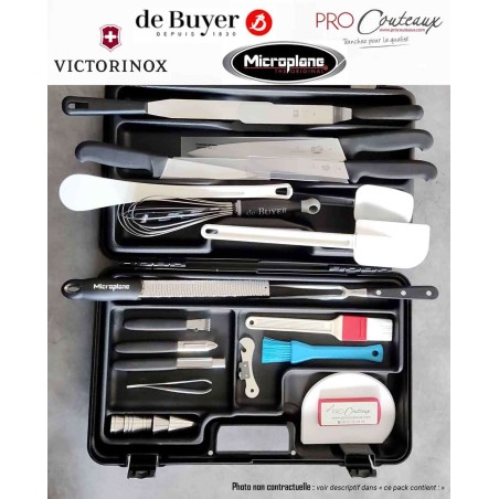 ProCouteaux - Mallette Cuisine - Couteaux Victorinox - 32 pièces, Votre mallette de cuisine avec des couteaux de la célèbre marque suisse : Victorinox !Voici une superbe mallette pour ranger tout le nécessaire pour la cuisine. Grâce aux couteaux Victorinox, au fouet, la maryse et la spatule De Buyer, au zesteur Microplane, et autres nombreux ustensiles, il ne vous manquera rien pour réaliser vos meilleures recettes.Couteaux, éplucheur, spatules, pinceaux, douilles, fourchette, rouleau, fouet, raclette, ouvre-boite, etcFermetures Push/Pull. Fermeture à code en option.Gravure laser 6 ustensiles (4 couteaux et 2 spatules inox) + Plaque gravée - 12 € - cliquez sur Gravure/Broderie4 protections de lame offertes.Découvrez nos autres créations pour la cuisine sur ProCouteaux.com ! ProCouteaux - Mallette Cuisine - Couteaux Victorinox - 32 pièces, Votre mallette de cuisine avec des couteaux de la célèbre marque suisse : Victorinox !Voici une superbe mallette pour ranger tout le nécessaire pour la cuisine. Grâce aux couteaux Victorinox, au fouet, la maryse et la spatule De Buyer, au zesteur Microplane, et autres nombreux ustensiles, il ne vous manquera rien pour réaliser vos meilleures recettes.Couteaux, éplucheur, spatules, pinceaux, douilles, fourchette, rouleau, fouet, raclette, ouvre-boite, etcFermetures Push/Pull. Fermeture à code en option.Gravure laser 6 ustensiles (4 couteaux et 2 spatules inox) + Plaque gravée - 12 € - cliquez sur Gravure/Broderie4 protections de lame offertes.Découvrez nos autres créations pour la cuisine sur ProCouteaux.com !