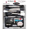 ProCouteaux - Mallette Cuisine - Couteaux Victorinox - 32 pièces, Votre mallette de cuisine avec des couteaux de la célèbre marque suisse : Victorinox !Voici une superbe mallette pour ranger tout le nécessaire pour la cuisine. Grâce aux couteaux Victorinox, au fouet, la maryse et la spatule De Buyer, au zesteur Microplane, et autres nombreux ustensiles, il ne vous manquera rien pour réaliser vos meilleures recettes.Couteaux, éplucheur, spatules, pinceaux, douilles, fourchette, rouleau, fouet, raclette, ouvre-boite, etcFermetures Push/Pull. Fermeture à code en option.Gravure laser 6 ustensiles  (4 couteaux et 2 spatules inox) + Plaque gravée - 12 € - cliquez sur Gravure/Broderie4 protections de lame offertes.Découvrez nos autres créations pour la cuisine sur ProCouteaux.com !
