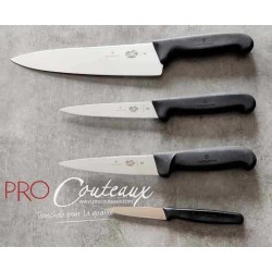 ProCouteaux - Mallette Cuisine - Couteaux Victorinox - 32 pièces, Votre mallette de cuisine avec des couteaux de la célèbre marque suisse : Victorinox !Voici une superbe mallette pour ranger tout le nécessaire pour la cuisine. Grâce aux couteaux Victorinox, au fouet, la maryse et la spatule De Buyer, au zesteur Microplane, et autres nombreux ustensiles, il ne vous manquera rien pour réaliser vos meilleures recettes.Couteaux, éplucheur, spatules, pinceaux, douilles, fourchette, rouleau, fouet, raclette, ouvre-boite, etcFermetures Push/Pull. Fermeture à code en option.Gravure laser 6 ustensiles  (4 couteaux et 2 spatules inox) + Plaque gravée - 12 € - cliquez sur Gravure/Broderie4 protections de lame offertes.Découvrez nos autres créations pour la cuisine sur ProCouteaux.com !