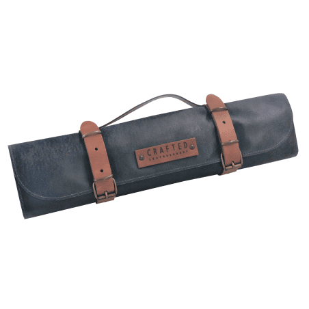 ProCouteaux - Mallette souple VIDE - cuir véritable - 7 emplacements - NOIR, Superbe mallette en cuir noir en vente sur ProCouteaux.comCette mallette en cuir véritable est tellement agréable au toucher, c'est peut-être parce qu'elle est fabriquée à la main et avec le plus grand soin.Son look vintage et rustique amènera une authenticité à vos plats - et comme on dit "quand ça a l'air bon, on se dit que ça va être bon en bouche avant même de gouter"..Il a 7 emplacements pour couteaux ou ustensiles de cuisine - tous de taille différentes afin d'être le plus polyvalent possible. Longueur de couteau avec manche maximum 39cm.Souhaitez-vous voir les autres modèles de mallettes souples ? - ou mallettes de luxe garnie ? Ou les couteaux japonais ? ProCouteaux - Mallette souple VIDE - cuir véritable - 7 emplacements - NOIR, Superbe mallette en cuir noir en vente sur ProCouteaux.comCette mallette en cuir véritable est tellement agréable au toucher, c'est peut-être parce qu'elle est fabriquée à la main et avec le plus grand soin.Son look vintage et rustique amènera une authenticité à vos plats - et comme on dit "quand ça a l'air bon, on se dit que ça va être bon en bouche avant même de gouter"..Il a 7 emplacements pour couteaux ou ustensiles de cuisine - tous de taille différentes afin d'être le plus polyvalent possible. Longueur de couteau avec manche maximum 39cm.Souhaitez-vous voir les autres modèles de mallettes souples ? - ou mallettes de luxe garnie ? Ou les couteaux japonais ?