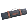 ProCouteaux - Mallette souple VIDE - cuir véritable - 7 emplacements - NOIR, Superbe mallette en cuir noir en vente sur ProCouteaux.comCette mallette en cuir véritable est tellement agréable au toucher, c'est peut-être parce qu'elle est fabriquée à la main et avec le plus grand soin.Son look vintage et rustique amènera une authenticité à vos plats - et comme on dit "quand ça a l'air bon, on se dit que ça va être bon en bouche avant même de gouter"..Il a 7 emplacements pour couteaux ou ustensiles de cuisine - tous de taille différentes afin d'être le plus polyvalent possible. Longueur de couteau avec manche maximum 39cm.Souhaitez-vous voir les autres modèles de mallettes souples ? - ou mallettes de luxe garnie ? Ou les couteaux japonais ?