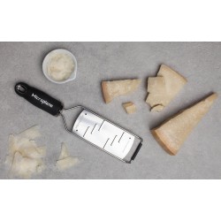 ProCouteaux - Râpe Extra Large Gourmet - Microplane, Descriptif - Râpe extra largeLa râpe extra large Gourmet est « votre coup de main » pour tailler les légumes en « tagliatelles ». Sans effort vos fruits et légumes sont transformés en lamelles larges. Idéal également pour la truffe.Prise en main très agréable avec sa poignée souple et ergonomique.Fourni avec un étui de protection.Les micro-lames rasoirs en acier inoxydable sont fabriquées aux Etats-Unis par un fabricant d’ustensiles pour la maîtrise du bois.